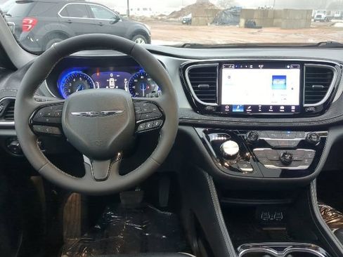 Used 2025 Chrysler Pacifica Limited FWD image 15