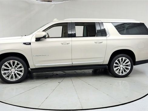 Used 2022 GMC Yukon XL Denali image 2