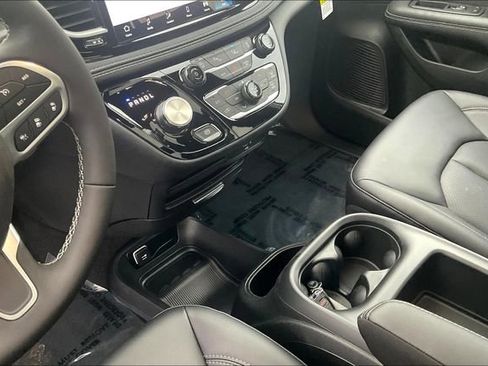New 2026 Chrysler Pacifica Select image 8