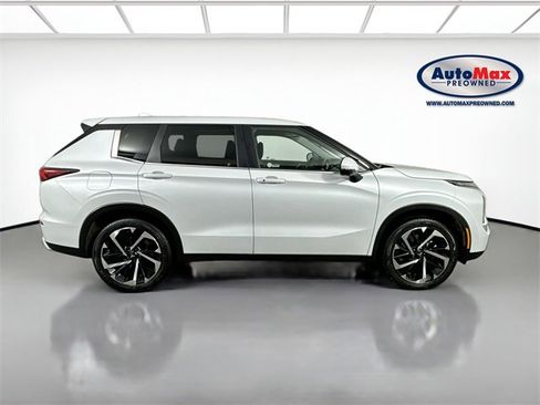 Used 2024 Mitsubishi Outlander SE image 9