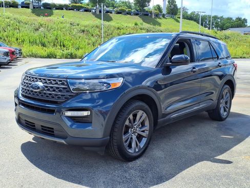 Used 2023 Ford Explorer XLT w/ Equipment Group 202A AWD/4WD image 5