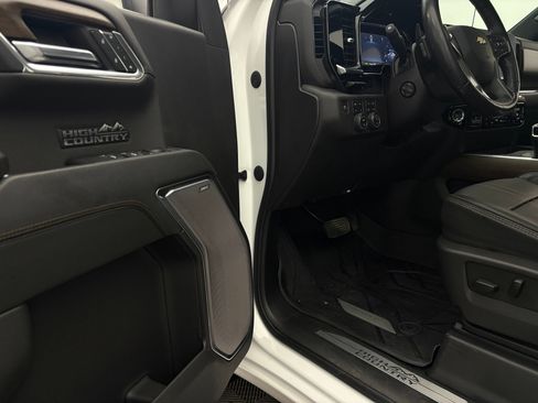 Used 2023 Chevrolet Silverado 1500 High Country AWD/4WD image 17