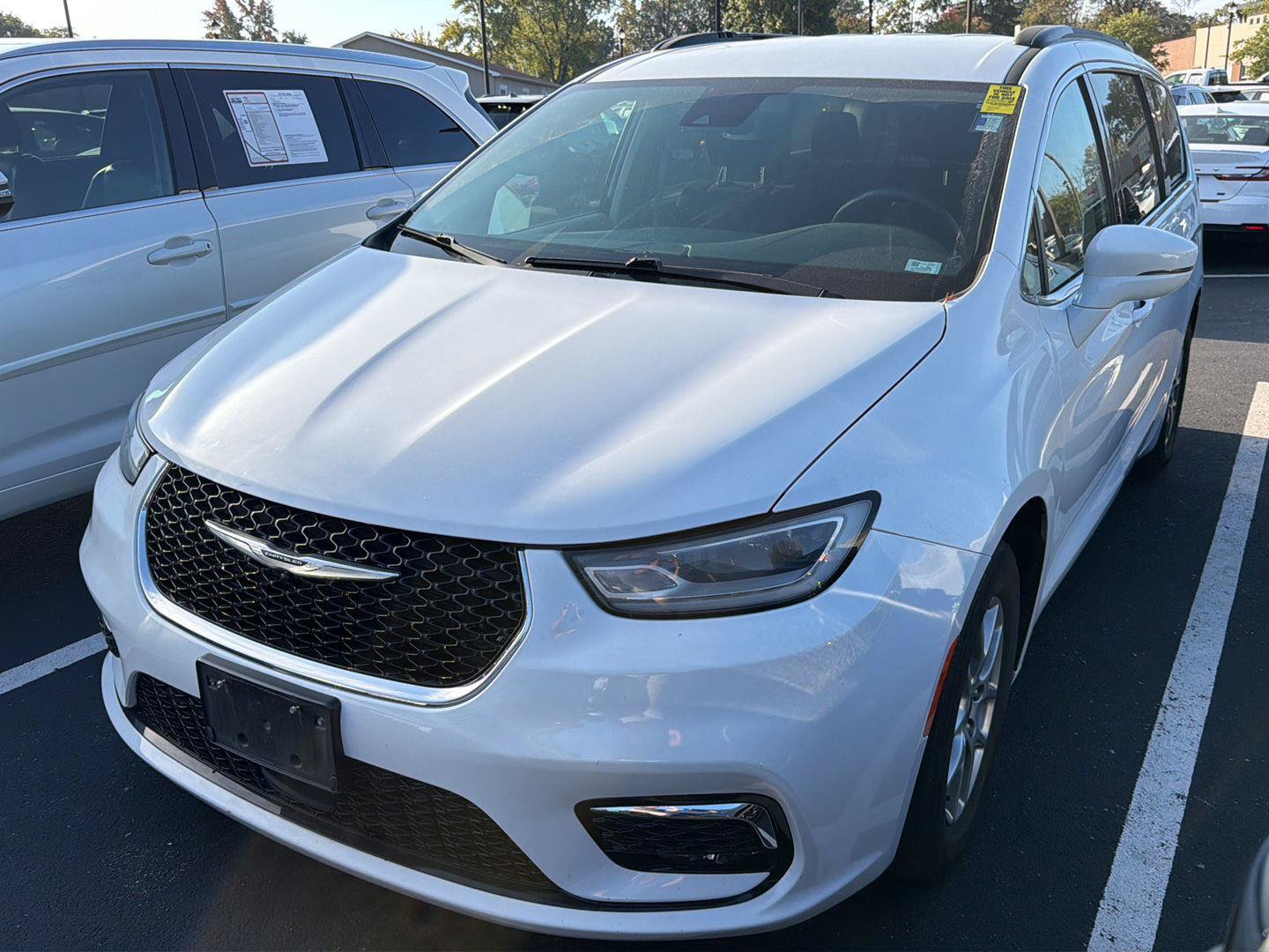 Used 2021 Chrysler Pacifica Touring w/ Cold Weather Group FWD image 2