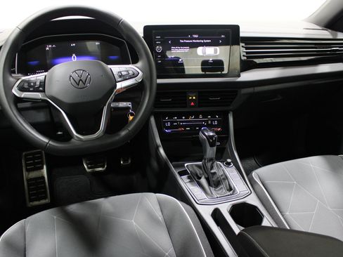 Used 2025 Volkswagen Jetta Sport image 2