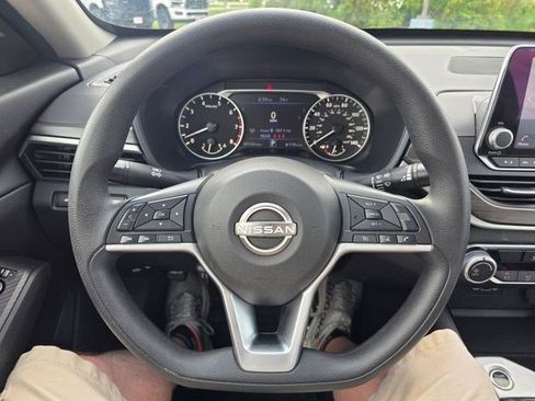 Used 2024 Nissan Altima 2.5 SV FWD image 23