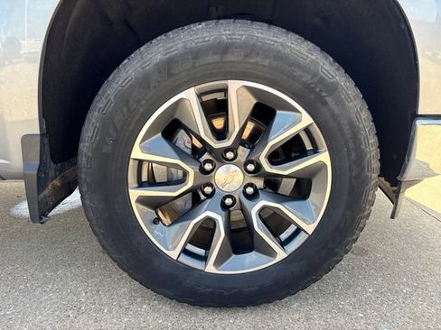 Used 2024 Chevrolet Silverado 1500 LT AWD/4WD image 25