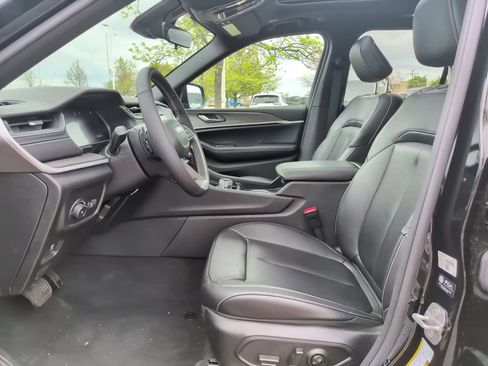 Used 2025 Jeep Grand Cherokee Limited w/ Black Appearance Package AWD/4WD image 19