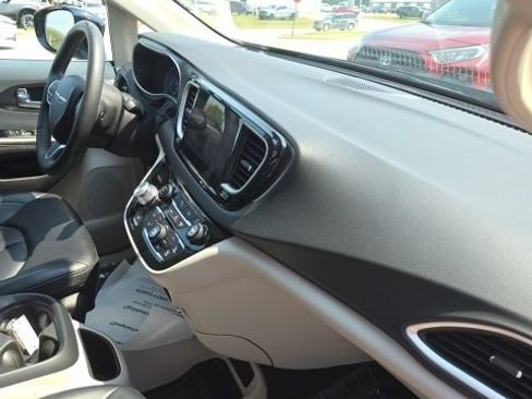 Used 2024 Chrysler Pacifica Touring-L FWD image 30