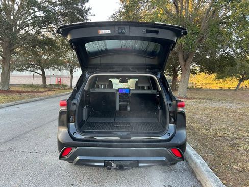 Used 2025 Toyota Highlander Limited image 10