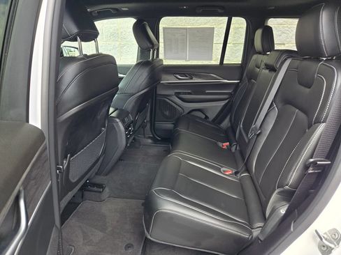 Used 2025 Jeep Grand Cherokee Limited w/ Black Appearance Package AWD/4WD image 38