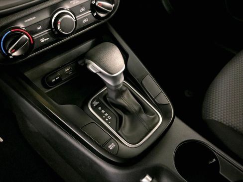 Used 2025 Kia Soul LX w/ LX Technology Package FWD image 17