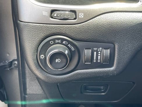 Used 2019 Jeep Cherokee Latitude Plus FWD image 30