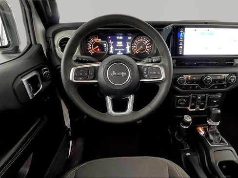 Used 2025 Jeep Wrangler Sahara image 8