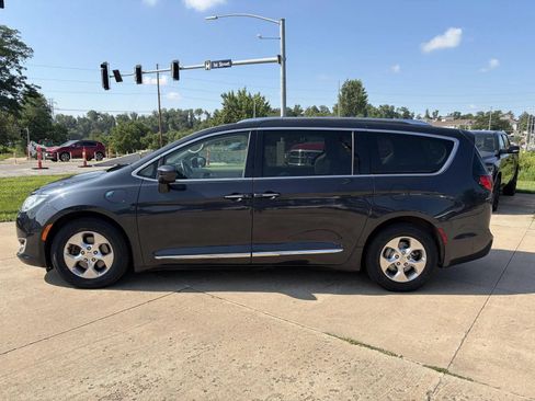 Used 2019 Chrysler Pacifica Touring-L FWD image 5