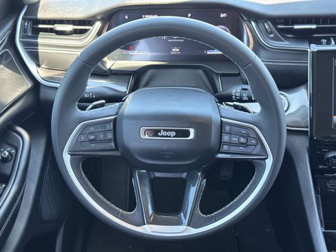 Used 2023 Jeep Grand Cherokee L Laredo RWD image 10