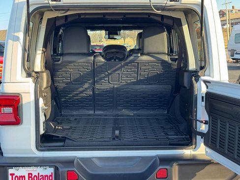 Used 2025 Jeep Wrangler Unlimited Rubicon image 4