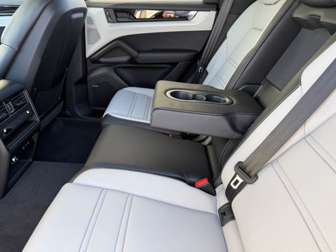 Certified 2026 Porsche Cayenne AWD/4WD image 19