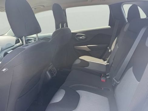 Used 2018 Jeep Cherokee Latitude FWD image 10