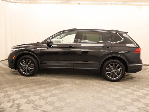 Used 2023 Volkswagen Tiguan SE w/ Panoramic Sunroof Package FWD image 2