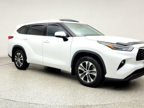 Used 2022 Toyota Highlander XLE AWD/4WD image 3