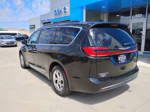 Used 2023 Chrysler Pacifica Limited image 2