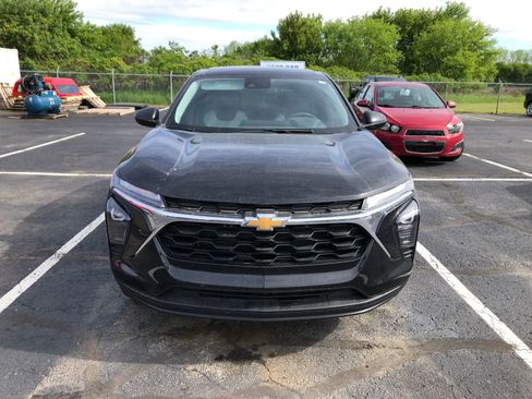Used 2024 Chevrolet Trax LS FWD image 2