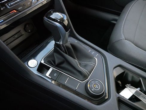 Certified 2025 Volkswagen Taos SE image 24