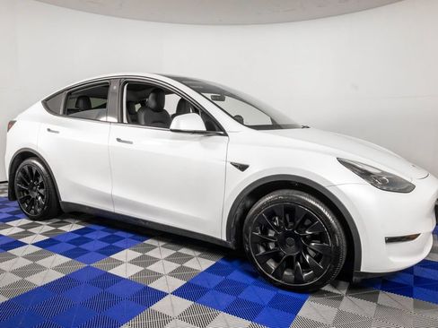 Used 2023 Tesla Model Y Long Range AWD/4WD image 3