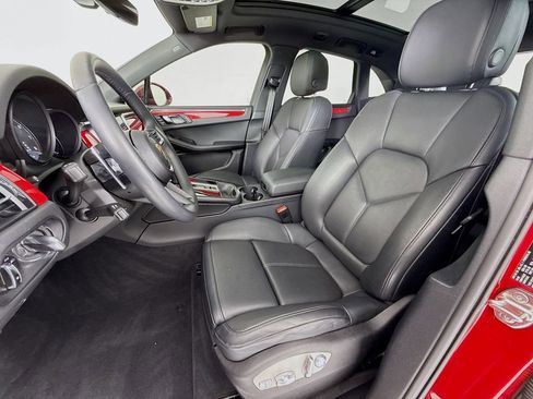 Certified 2025 Porsche Macan image 5