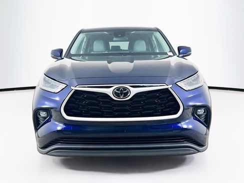 Used 2022 Toyota Highlander LE FWD image 2
