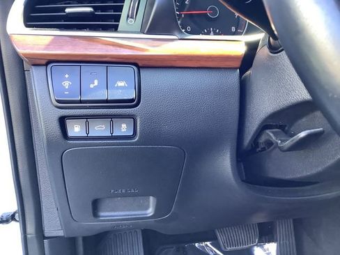 Used 2019 Kia Cadenza Technology image 15