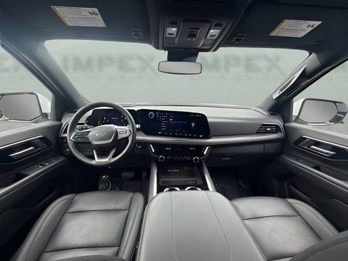 Used 2025 Chevrolet Suburban Z71 AWD/4WD image 8