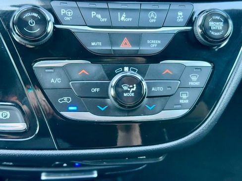 Used 2019 Chrysler Pacifica Touring-L Plus w/ Advanced Safetytec Group FWD image 23