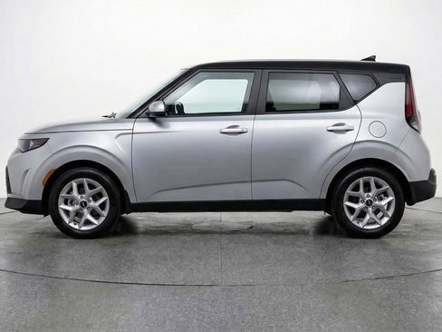 Used 2025 Kia Soul LX w/ LX Technology Package image 5