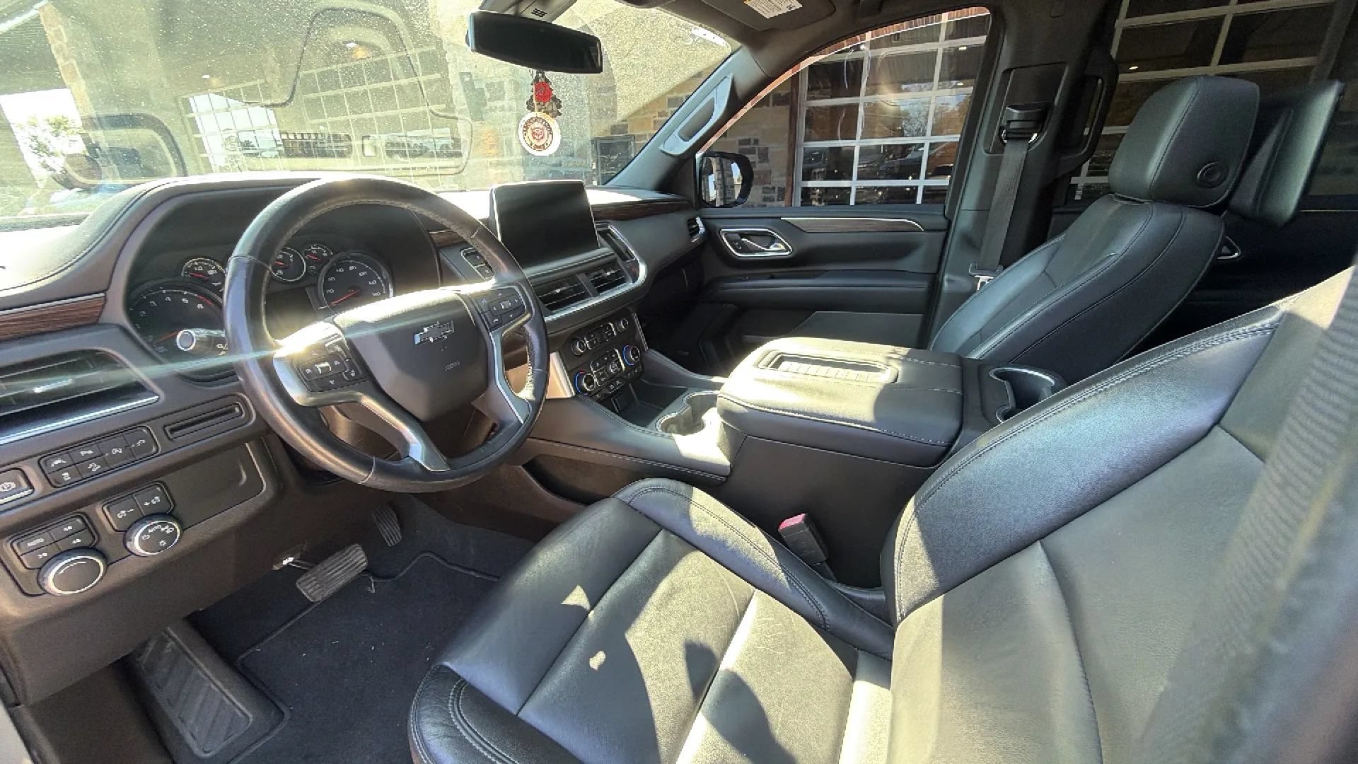 Used 2021 Chevrolet Tahoe Z71 w/ Luxury Package AWD/4WD image 8