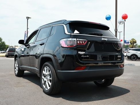 Certified 2022 Jeep Compass Latitude w/ Sun and Sound Group AWD/4WD image 8