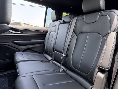 New 2025 Jeep Grand Cherokee Limited w/ Black Appearance Package image 15