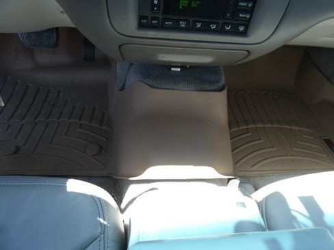 Used 2001 Lincoln Town Car Cartier image 26