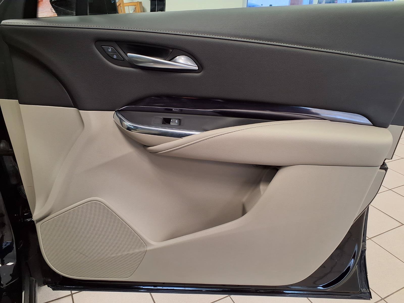 Used 2023 Cadillac XT4 Luxury w/ Cold Weather Package AWD/4WD image 12