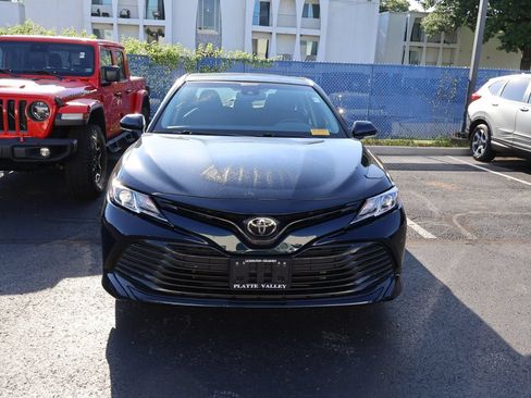 Used 2018 Toyota Camry LE w/ Convenience Package FWD image 2