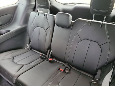 Used 2026 Chrysler Pacifica Select w/ S Appearance Package image 11