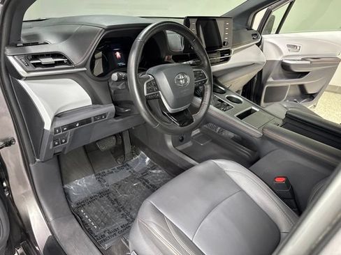 Used 2021 Toyota Sienna XSE FWD image 16