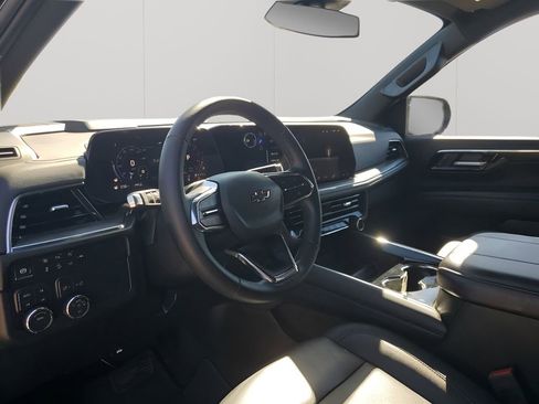 Used 2025 Chevrolet Suburban Z71 image 29