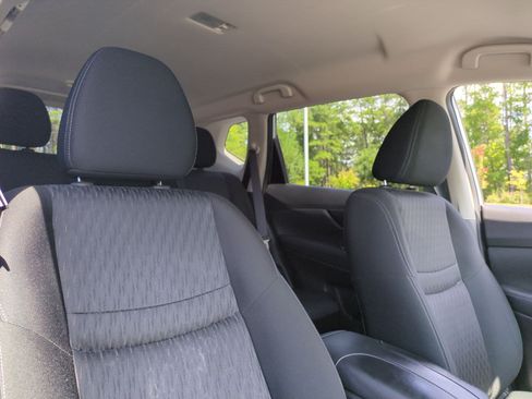 Used 2019 Nissan Rogue SV w/ Premium Package FWD image 32