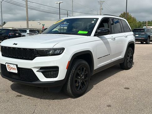Used 2025 Jeep Grand Cherokee Altitude AWD/4WD image 3