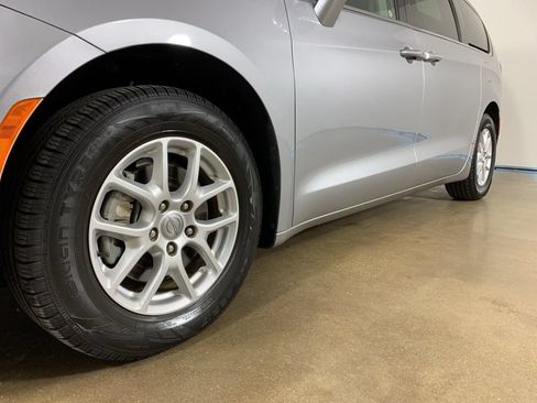 Used 2020 Chrysler Pacifica Touring w/ Advanced Safetytec Group FWD image 2