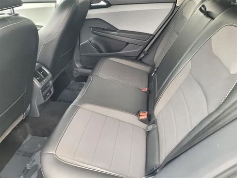 Used 2022 Volkswagen Taos SE w/ Panoramic Sunroof Package image 12