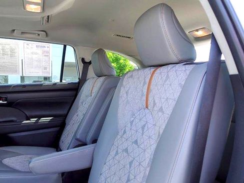 Used 2023 Toyota Highlander Bronze Edition AWD/4WD image 22