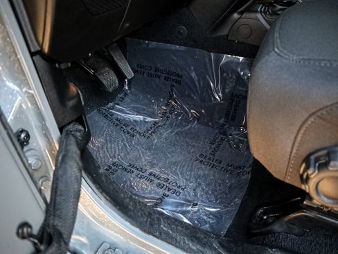 Used 2022 Jeep Wrangler Unlimited Sahara image 16