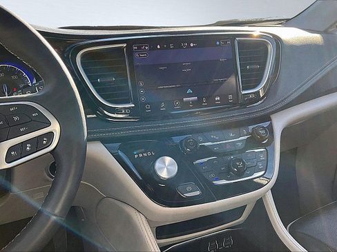 Used 2024 Chrysler Pacifica Limited FWD image 6